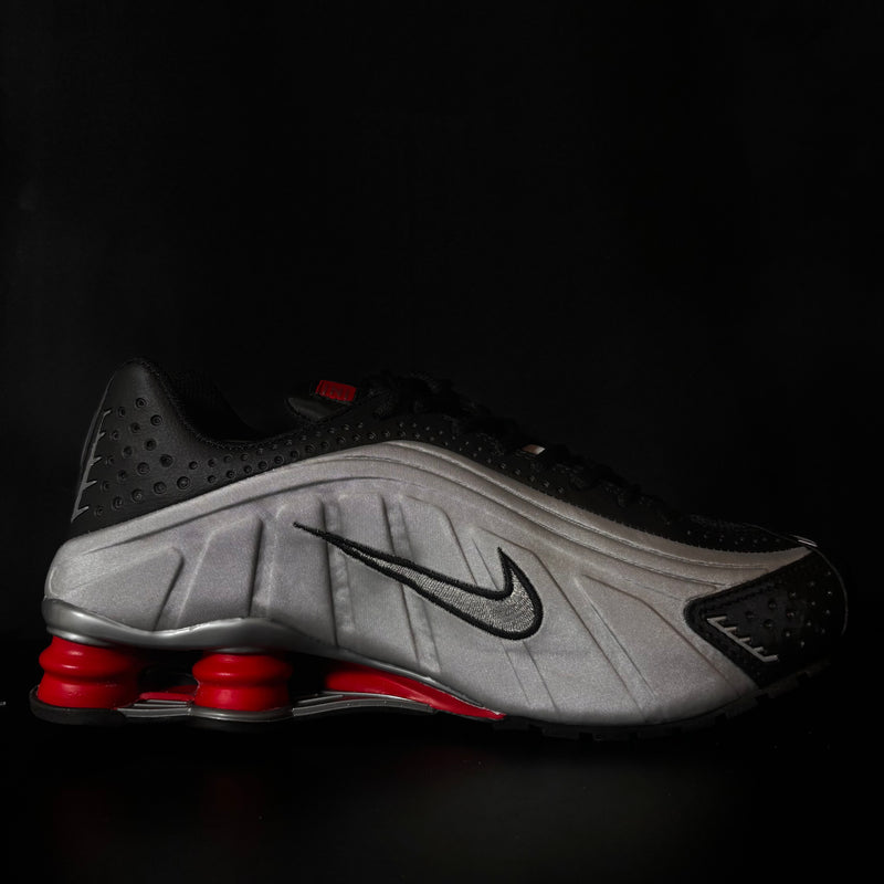 Nike Shox R4 - Preto/Prata/Vermelho